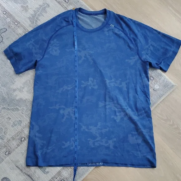 Lululemon Blue Camo Short Sleeve Athletic Shirt Top SzXL - Picture 5 of 8